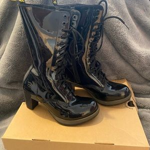 Darcie Dr. Martins like new with box.